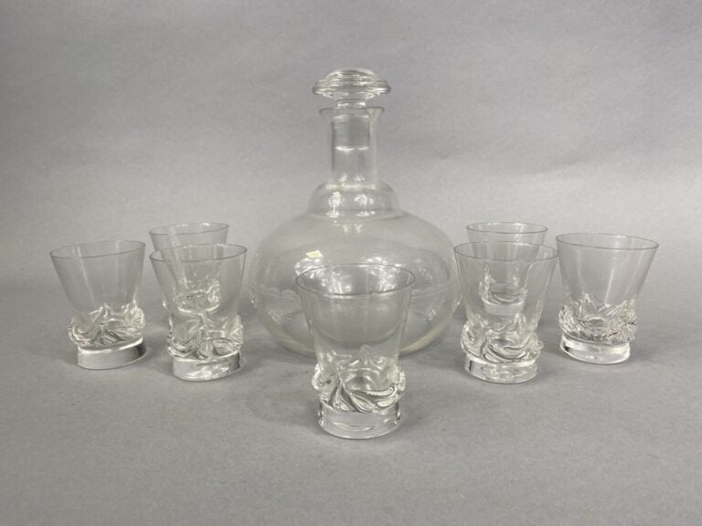 DAUM France - Sept verres à liqueur modèle Sorcy, en cristal à draperie moulée…