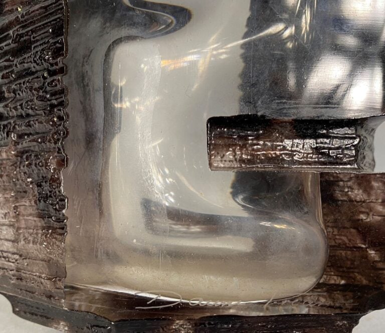 DAUM France - Vase en verre moulé dans les tons marron à décor de frise stylisé…