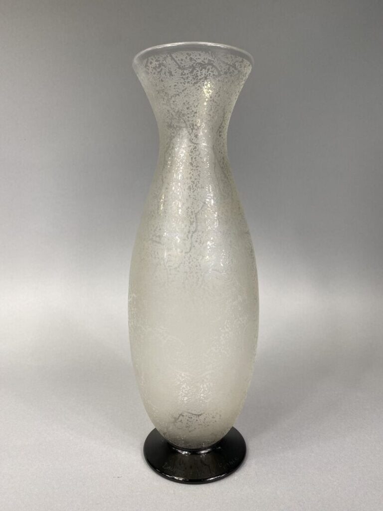 DAUM Nancy - Vase balustre en verre à décor givré, pied en verre noir - Signé à…