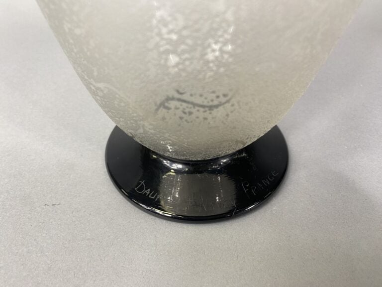 DAUM Nancy - Vase balustre en verre à décor givré, pied en verre noir - Signé à…