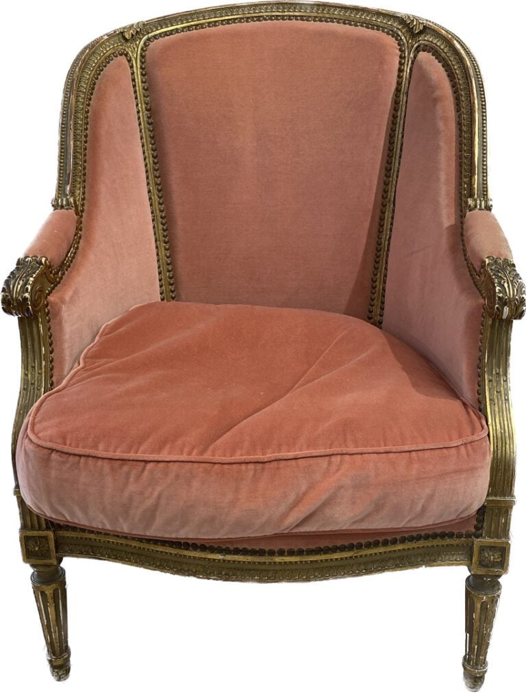 Deux bergères de style Louis XVI, un fauteuil cabriolet de style Louis XV et un…