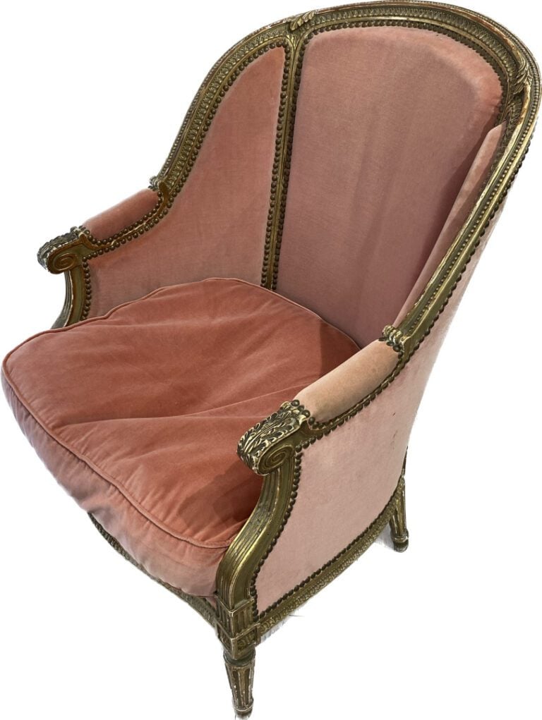 Deux bergères de style Louis XVI, un fauteuil cabriolet de style Louis XV et un…