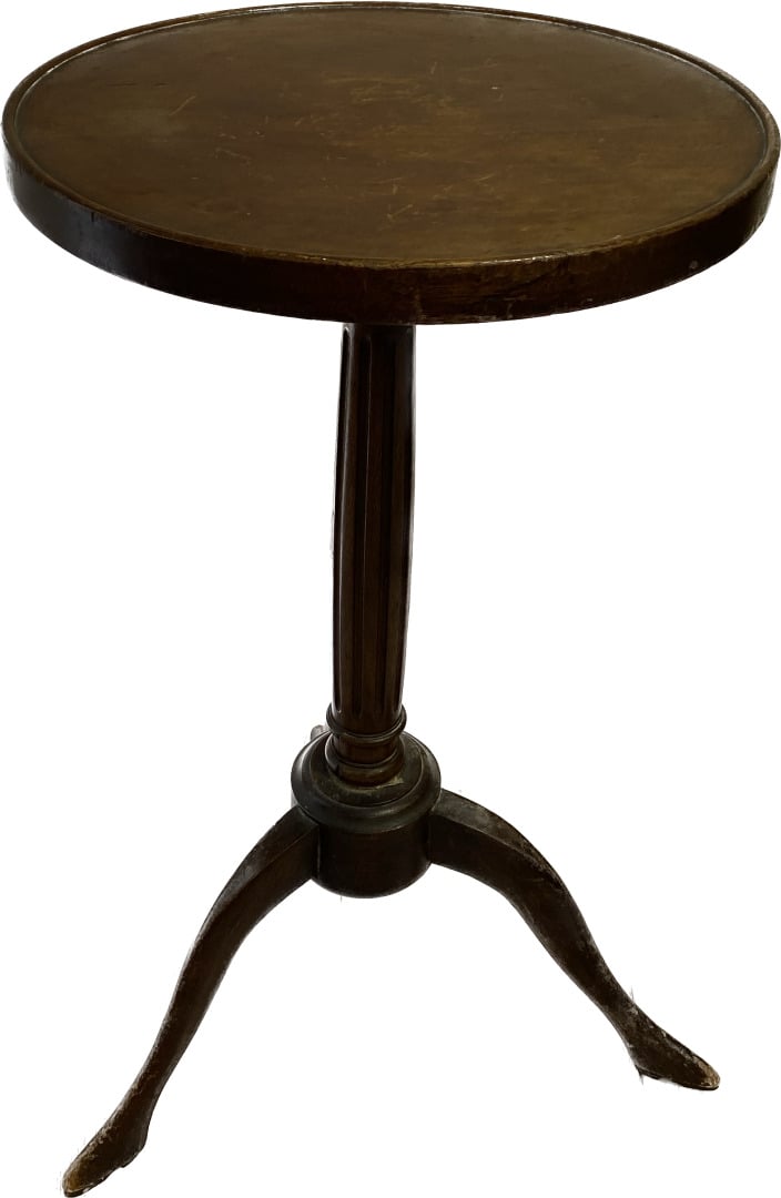 Deux bergères de style Louis XVI, un fauteuil cabriolet de style Louis XV et un…