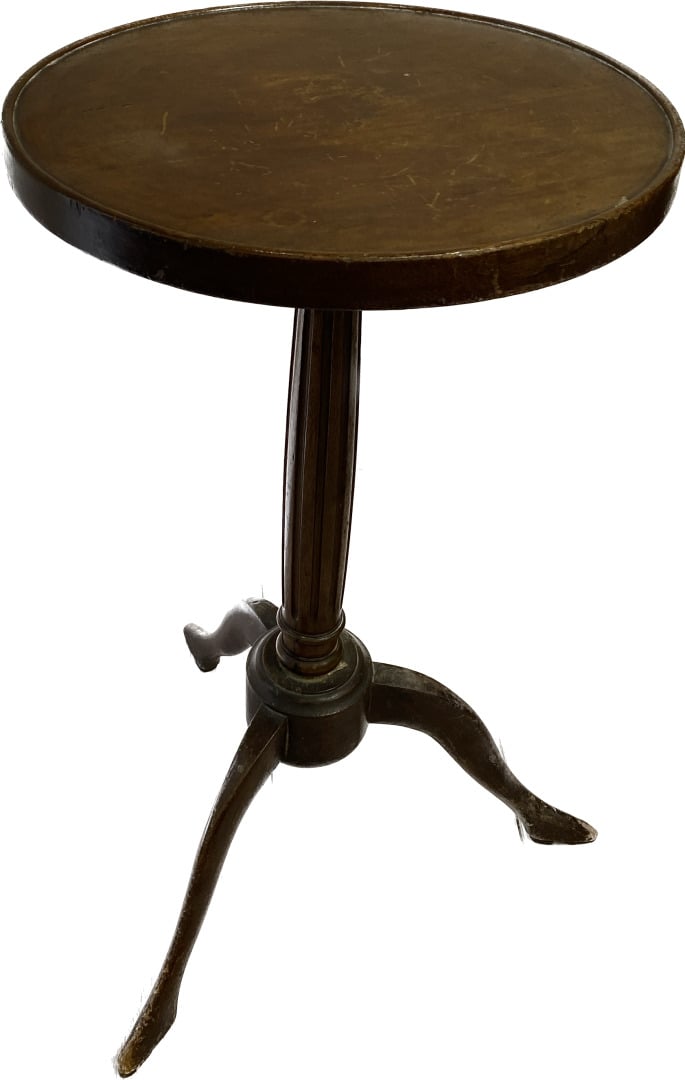 Deux bergères de style Louis XVI, un fauteuil cabriolet de style Louis XV et un…