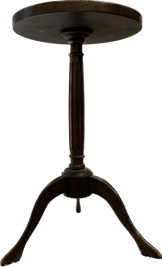 Deux bergères de style Louis XVI, un fauteuil cabriolet de style Louis XV et un…