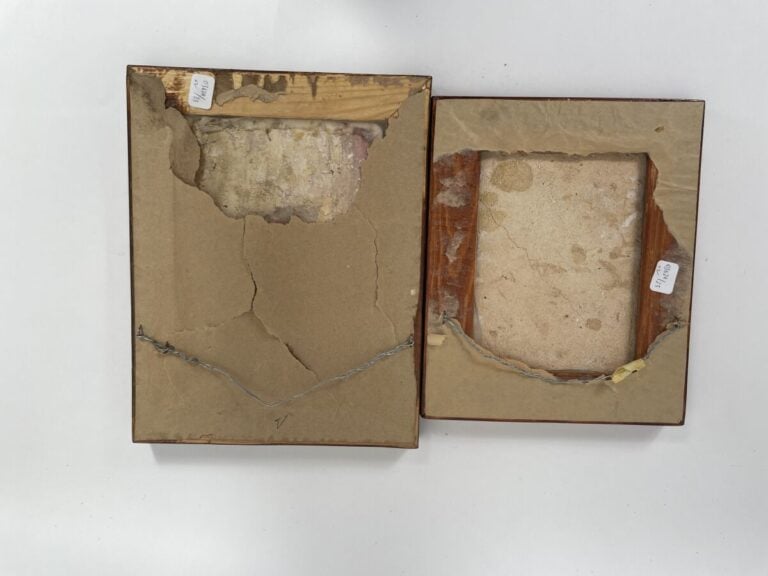 Deux carreaux de revêtement en céramique polychrome représentant des cavaliers…