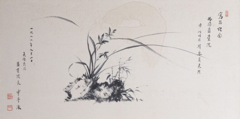 Deux éventails Chinois XXème encadrés sous verre ; Scènes de palais ; gouaches…