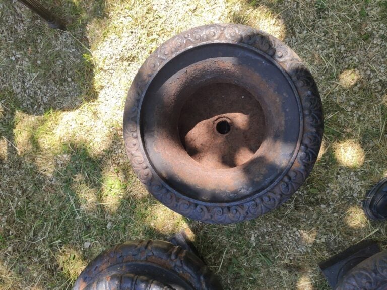 Deux paires de vases en fonte de fer laqué noir - hauteur : 33 cm - Diamètre :…