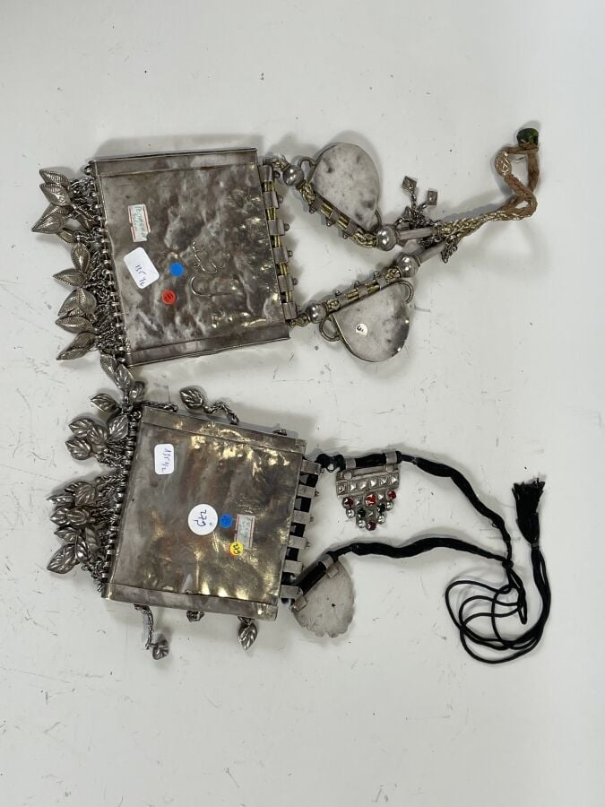 Deux parures talismaniques en argent bas-titre à incrustation de verroteries. -…