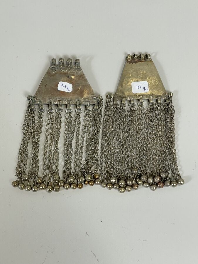 Deux pendentifs en argent bas-titre à pendeloques ; sertis de verroteries de pi…