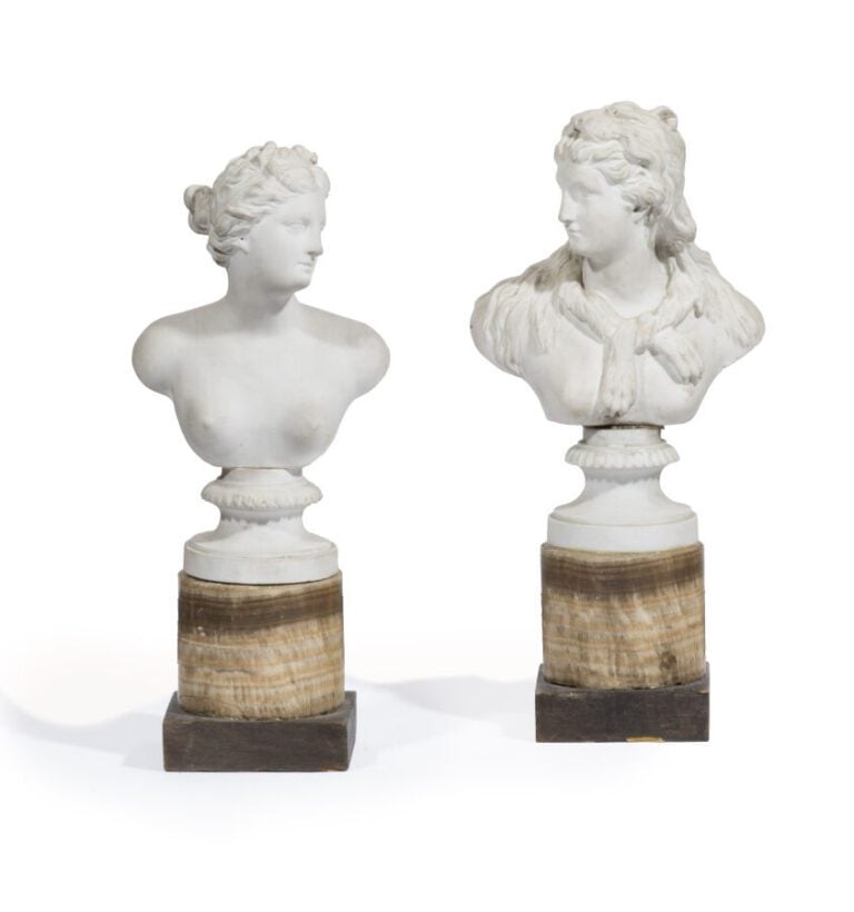 Deux petits bustes en biscuit « Jeunes Femmes ». Socles cylindriques en albâtre…
