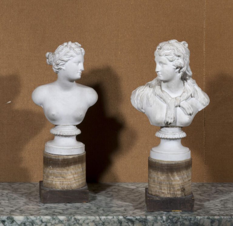Deux petits bustes en biscuit « Jeunes Femmes ». Socles cylindriques en albâtre…