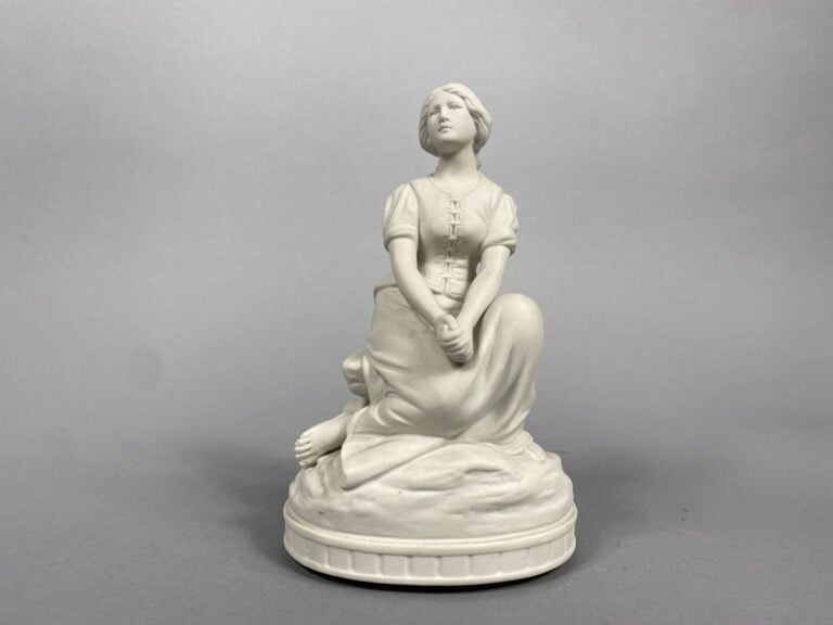 Deux sujets en biscuit représentant Jeanne d'Arc - H (le plus grand) : 27.5 cm