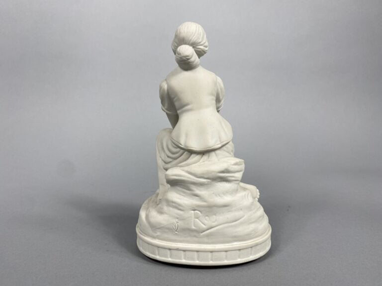 Deux sujets en biscuit représentant Jeanne d'Arc - H (le plus grand) : 27.5 cm