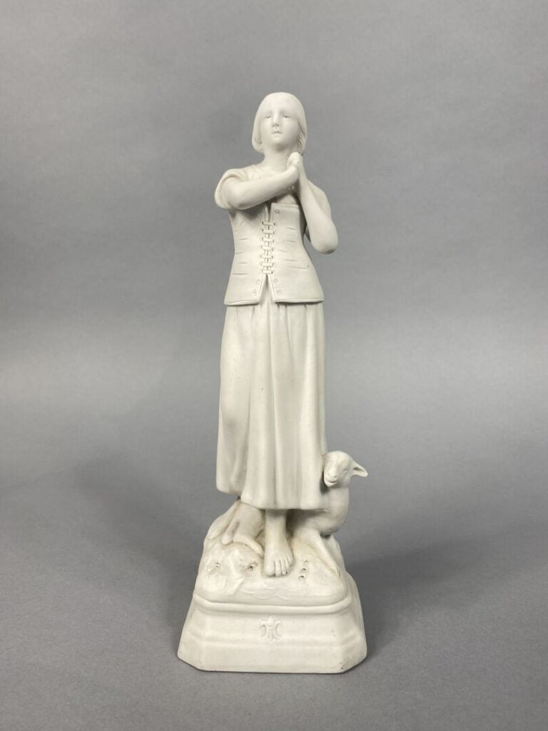 Deux sujets en biscuit représentant Jeanne d'Arc - H (le plus grand) : 27.5 cm