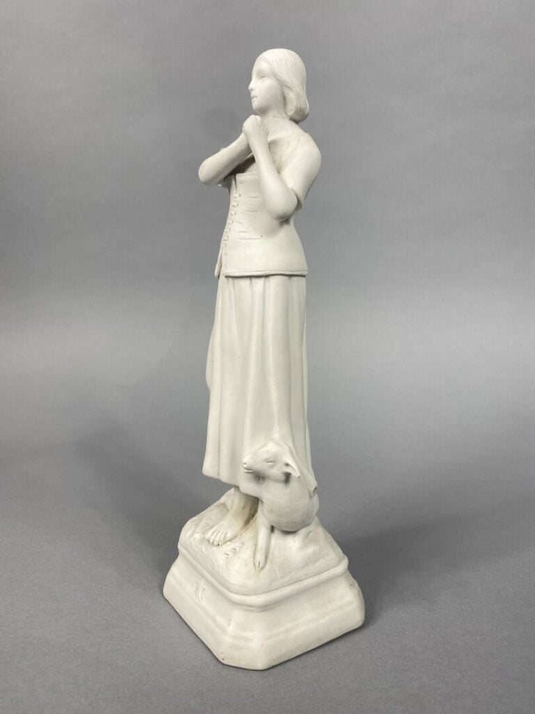Deux sujets en biscuit représentant Jeanne d'Arc - H (le plus grand) : 27.5 cm