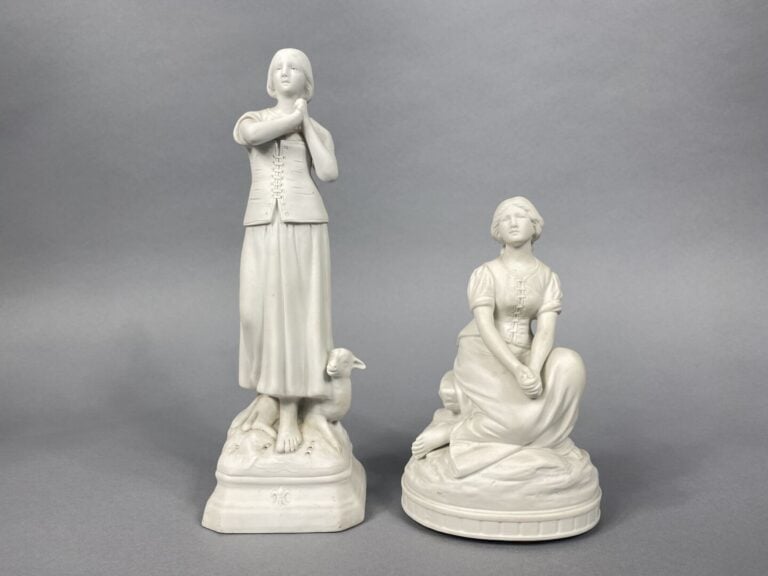 Deux sujets en biscuit représentant Jeanne d'Arc - H (le plus grand) : 27.5 cm