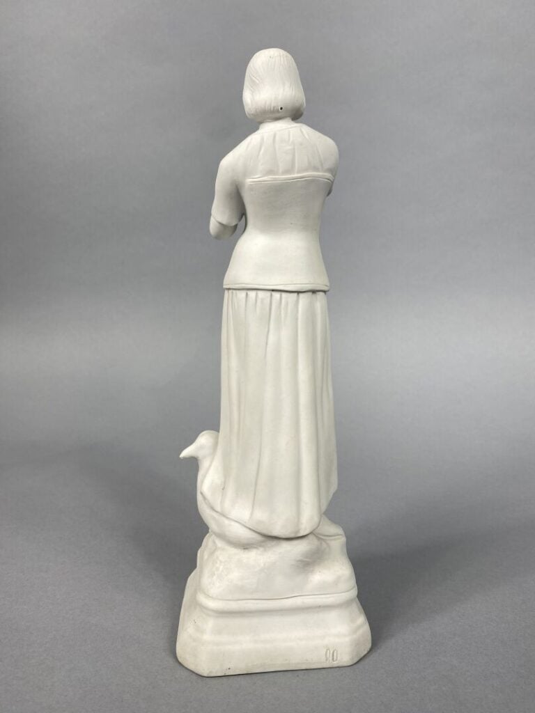 Deux sujets en biscuit représentant Jeanne d'Arc - H (le plus grand) : 27.5 cm