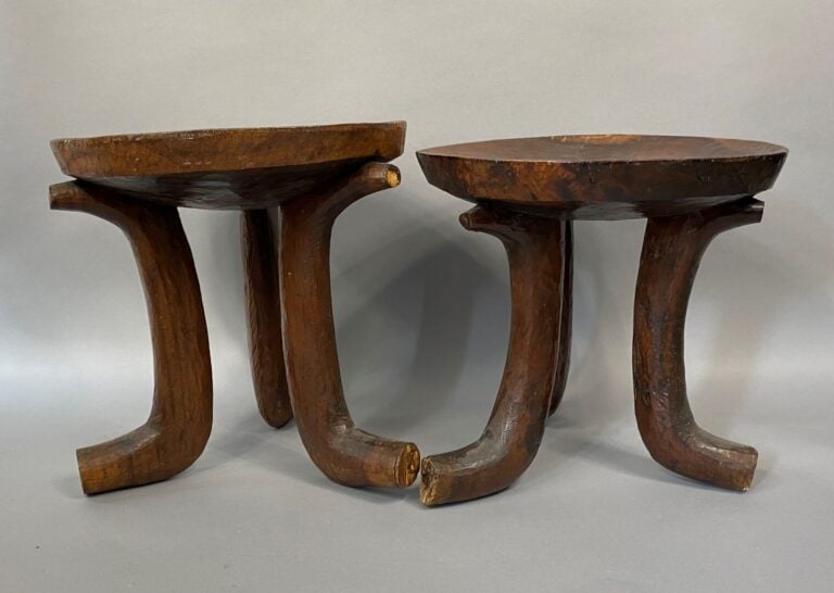 Deux tabourets de cérémonie tripodes en bois massif patiné - Travail africain H…