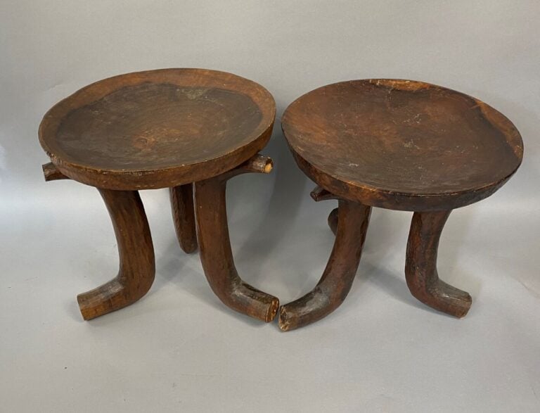 Deux tabourets de cérémonie tripodes en bois massif patiné - Travail africain H…