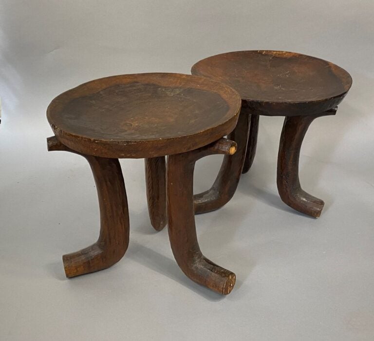 Deux tabourets de cérémonie tripodes en bois massif patiné - Travail africain H…