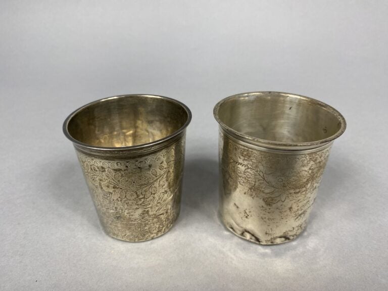 Deux timbales à fond plat en argent (925) à décor gravé de guirlandes fleuries…