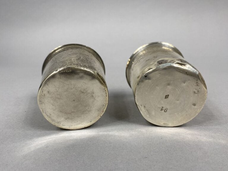 Deux timbales à fond plat en argent (925) à décor gravé de guirlandes fleuries…