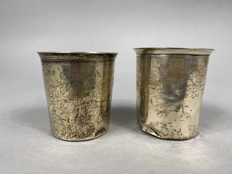 Deux timbales à fond plat en argent (925) à décor gravé de guirlandes fleuries…