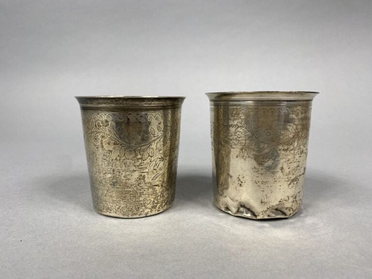 Deux timbales à fond plat en argent (925) à décor gravé de guirlandes fleuries…