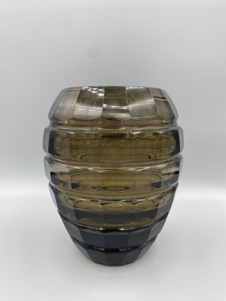Deux vases en verre fumé à tailles géométriques - H (le plus grand) : 16.5 cm…