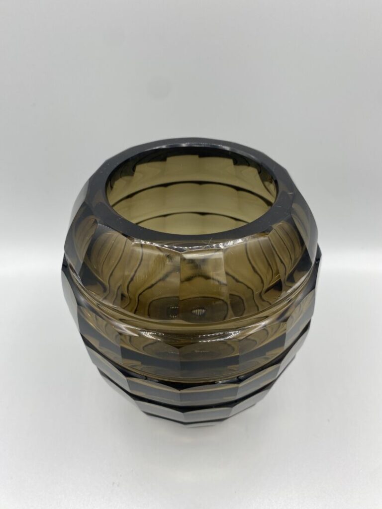 Deux vases en verre fumé à tailles géométriques - H (le plus grand) : 16.5 cm…