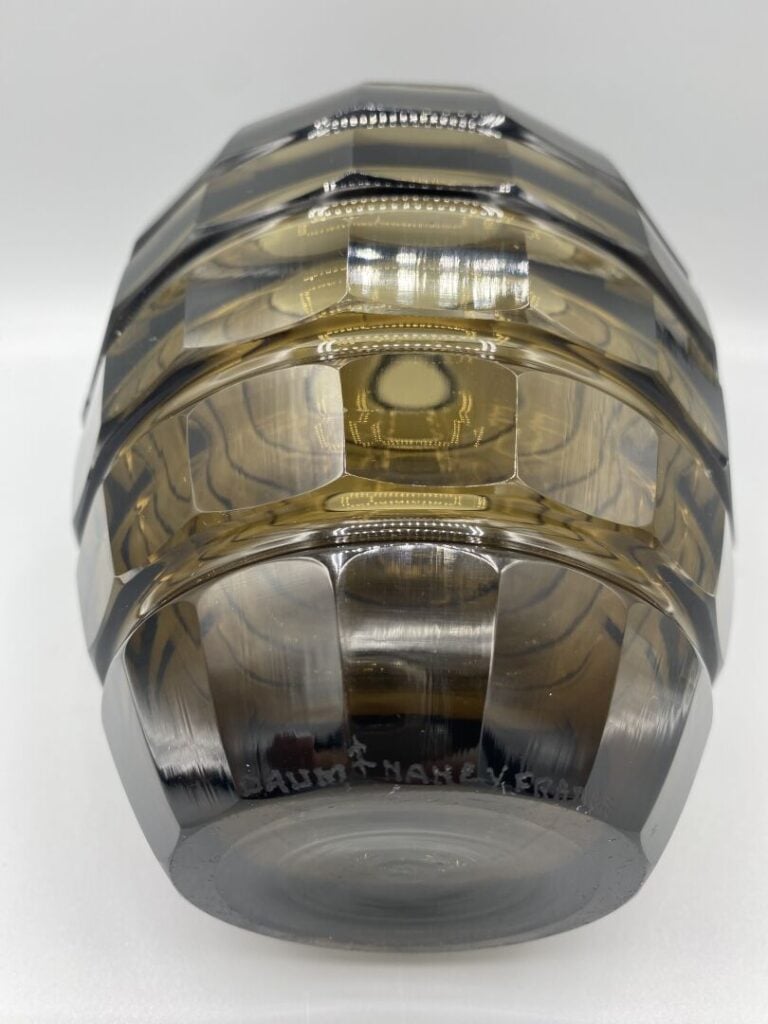 Deux vases en verre fumé à tailles géométriques - H (le plus grand) : 16.5 cm…