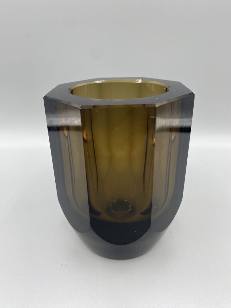 Deux vases en verre fumé à tailles géométriques - H (le plus grand) : 16.5 cm…