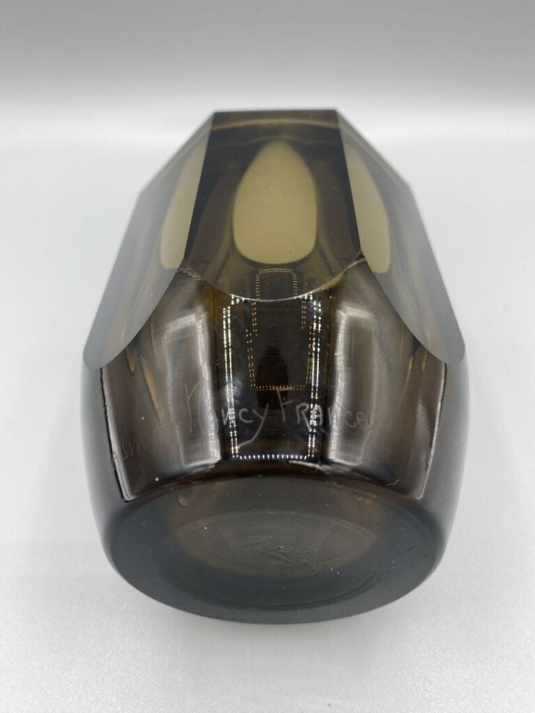 Deux vases en verre fumé à tailles géométriques - H (le plus grand) : 16.5 cm…