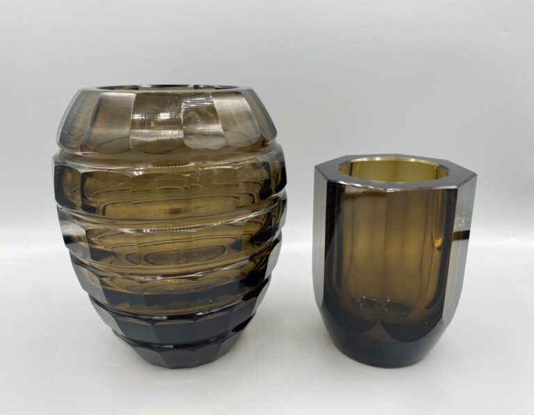 Deux vases en verre fumé à tailles géométriques - H (le plus grand) : 16.5 cm…