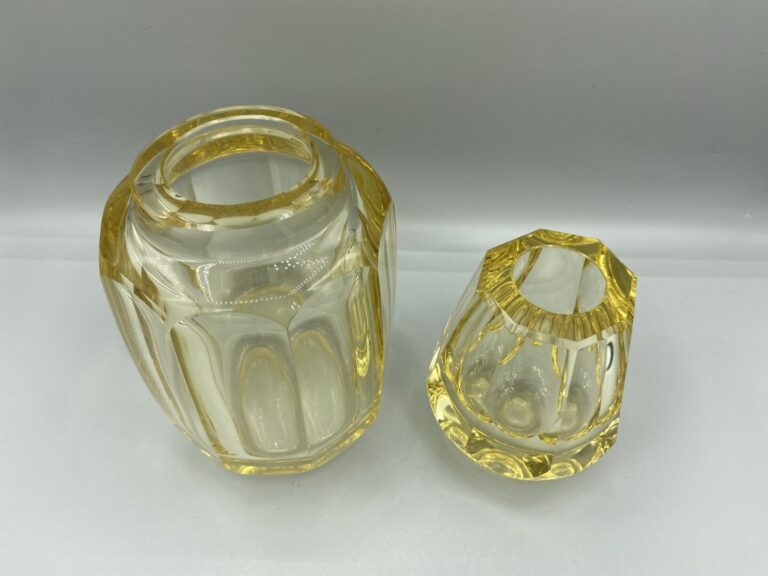 Deux vases en verre teinté jaune taillé à côtes plates - H (le plus grand) : 15…