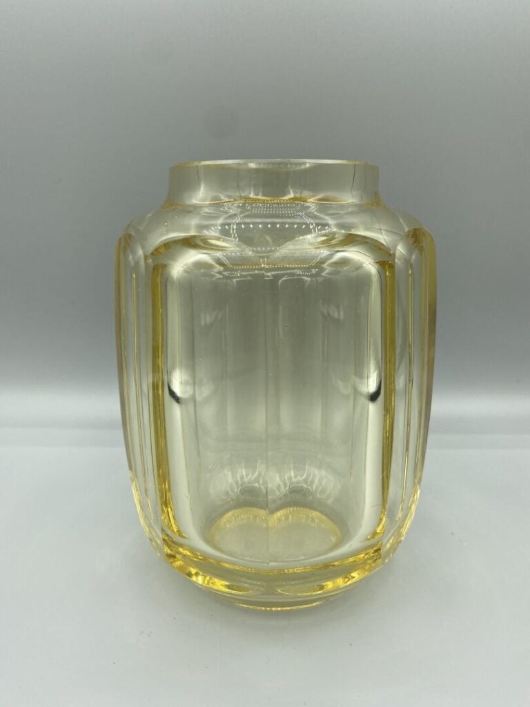 Deux vases en verre teinté jaune taillé à côtes plates - H (le plus grand) : 15…