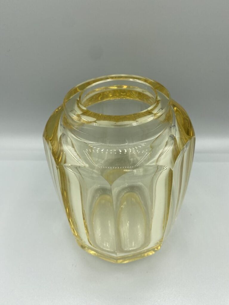 Deux vases en verre teinté jaune taillé à côtes plates - H (le plus grand) : 15…
