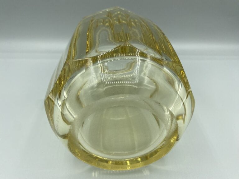 Deux vases en verre teinté jaune taillé à côtes plates - H (le plus grand) : 15…