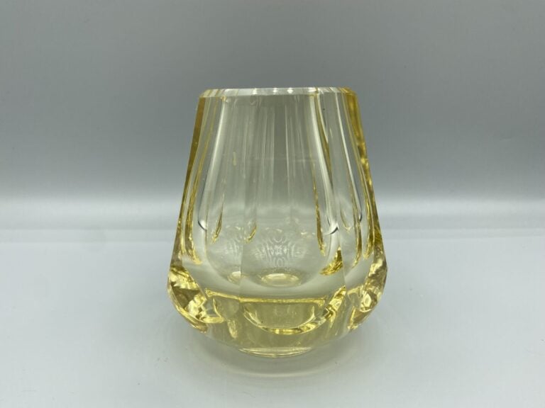 Deux vases en verre teinté jaune taillé à côtes plates - H (le plus grand) : 15…
