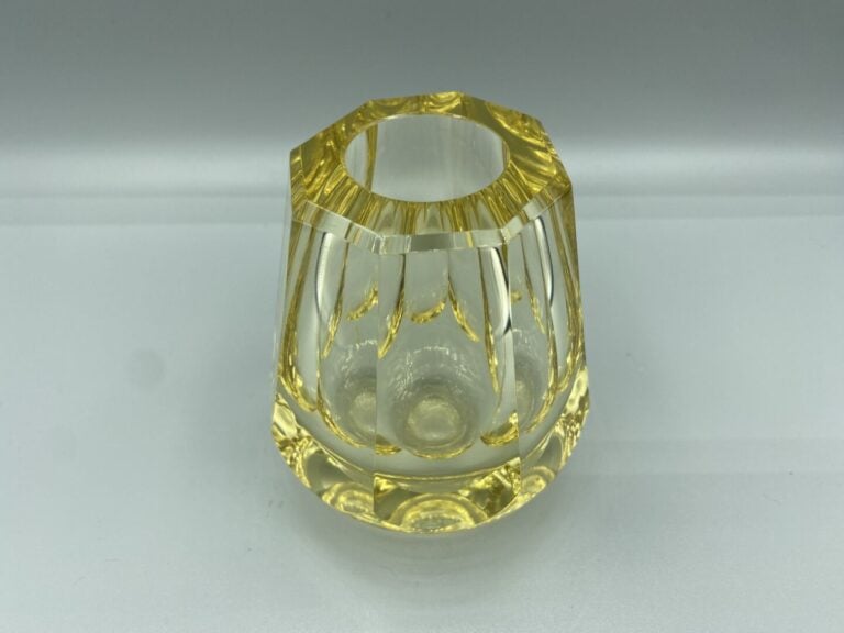 Deux vases en verre teinté jaune taillé à côtes plates - H (le plus grand) : 15…