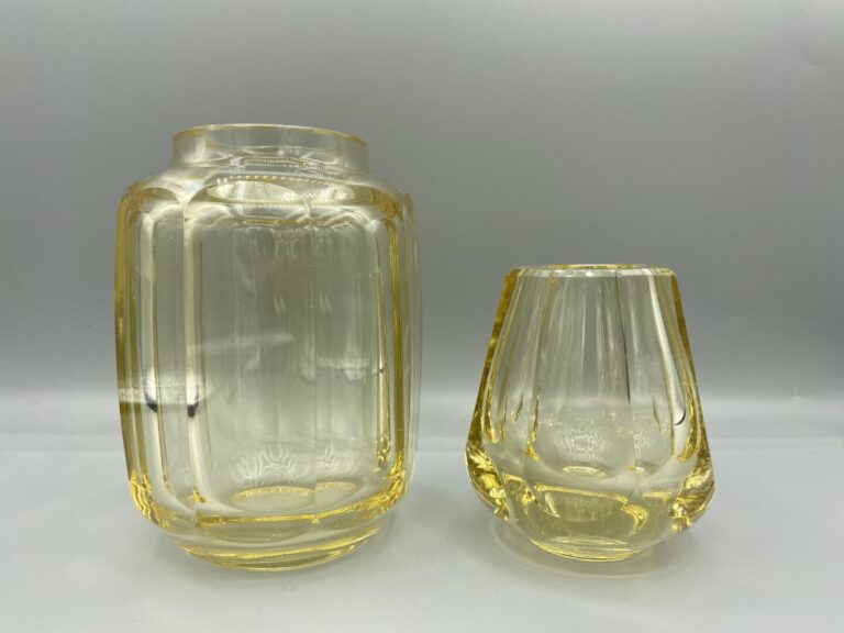 Deux vases en verre teinté jaune taillé à côtes plates - H (le plus grand) : 15…