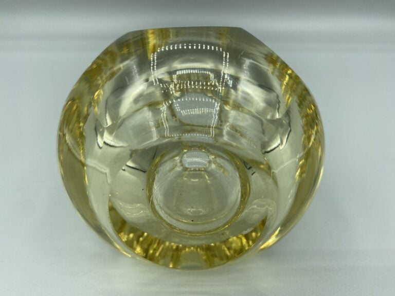 Deux vases en verre teinté jaune taillé à côtes plates - H (le plus grand) : 15…