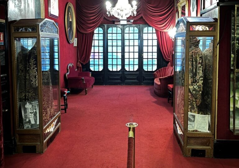 Deux vitrines Art déco - L'une contenant un costume de scène de Sacha Guitry -…