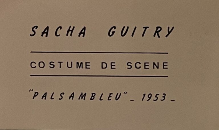 Deux vitrines Art déco - L'une contenant un costume de scène de Sacha Guitry -…