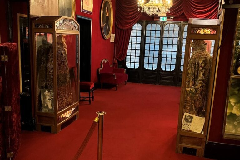 Deux vitrines Art déco - L'une contenant un costume de scène de Sacha Guitry -…