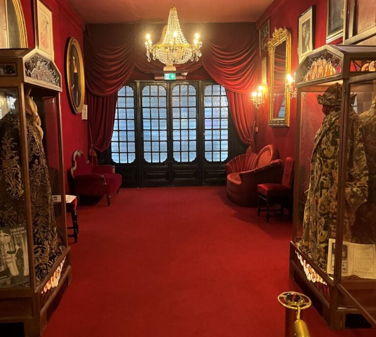 Deux vitrines Art déco - L'une contenant un costume de scène de Sacha Guitry -…