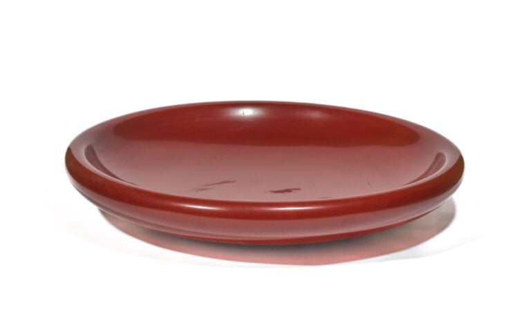 Dignitaire (hauteur : 40 cm) - et coupelle laquée rouge - On joint une VIERGE A…