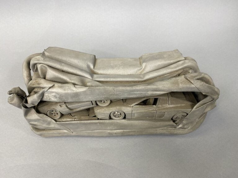 Ecole moderne - Compression en tôle figurant deux voitures - 12 x 31 x 13.5 cm