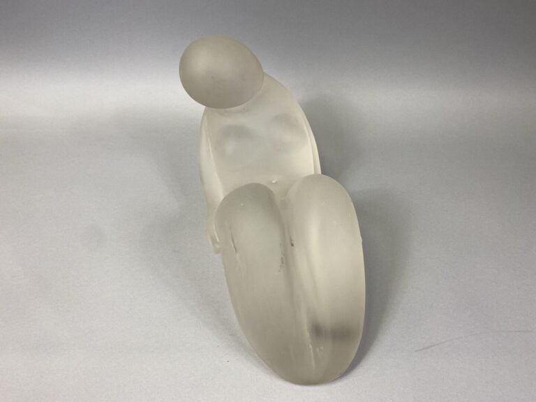 Ecole moderne - Sujet en verre sablé représentant une femme nue allongée - 24.5…
